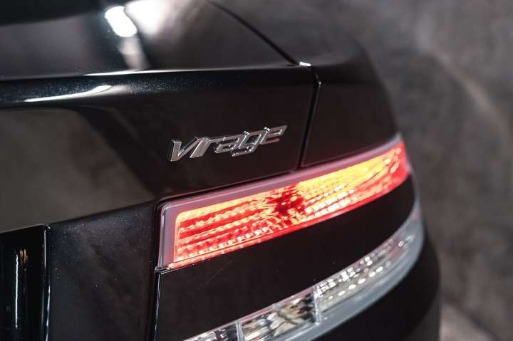 
                                                Voiture
                                                 Aston Martin Virage V12 6.0 500