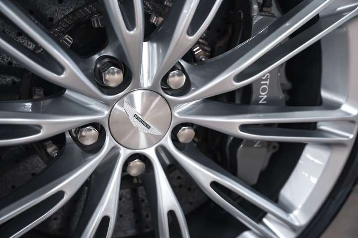 
                                                Voiture
                                                 Aston Martin Virage V12 6.0 500