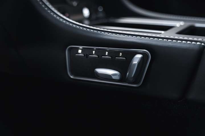 
                                                Voiture
                                                 Aston Martin Virage V12 6.0 500