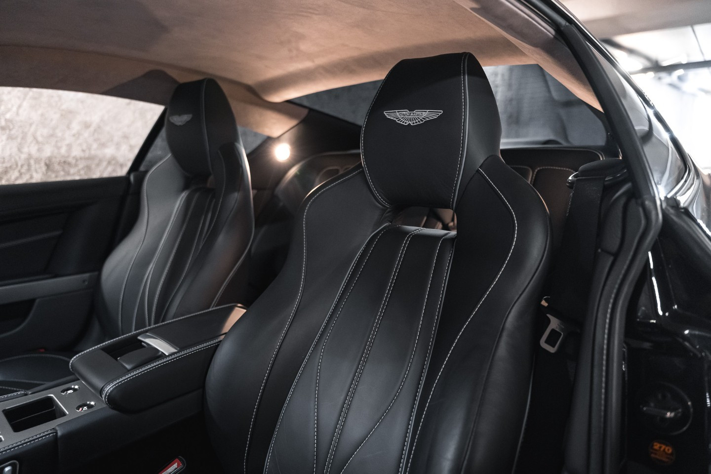 
                                                Voiture
                                                 Aston Martin Virage V12 6.0 500
