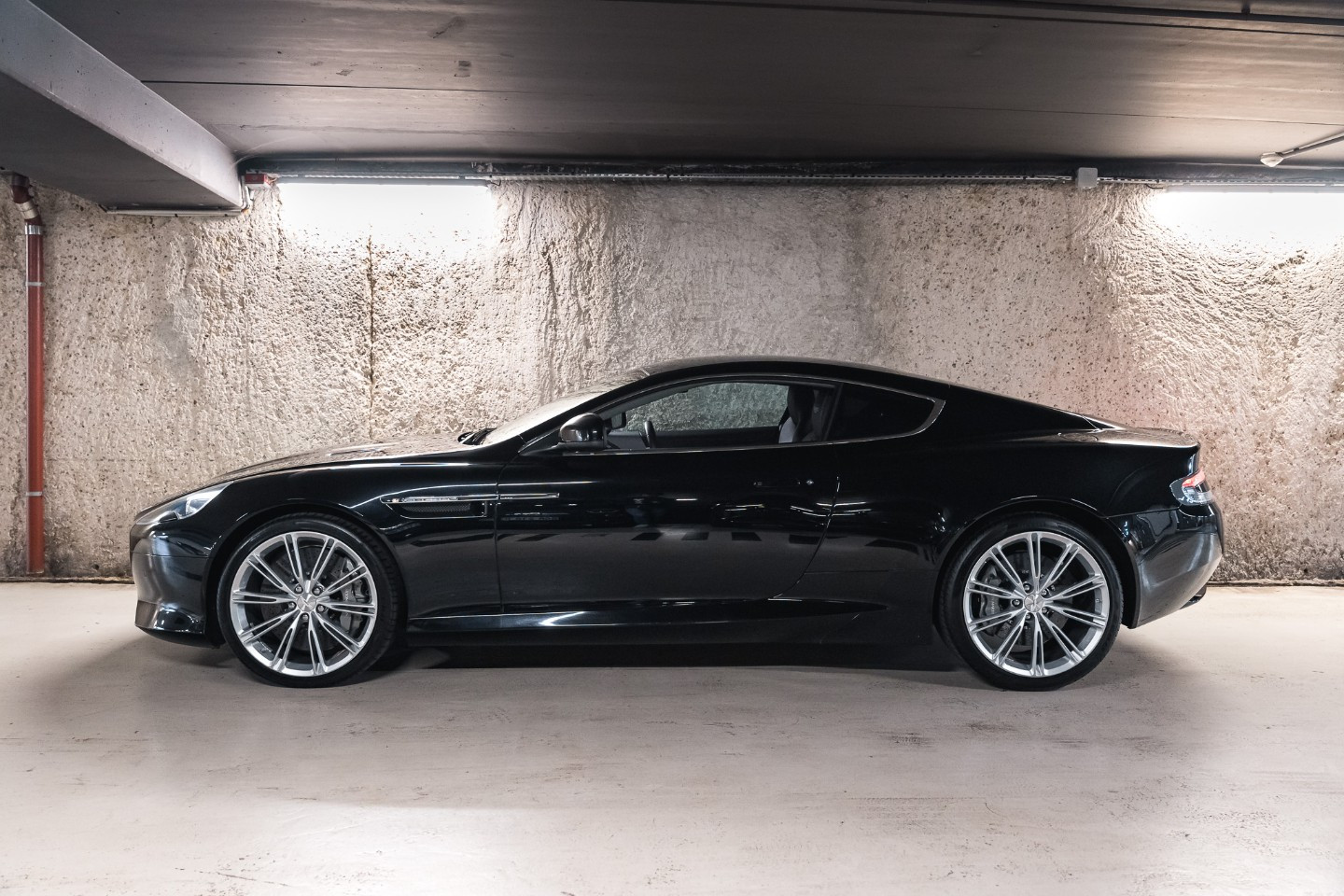 
                                                Voiture
                                                 Aston Martin Virage V12 6.0 500