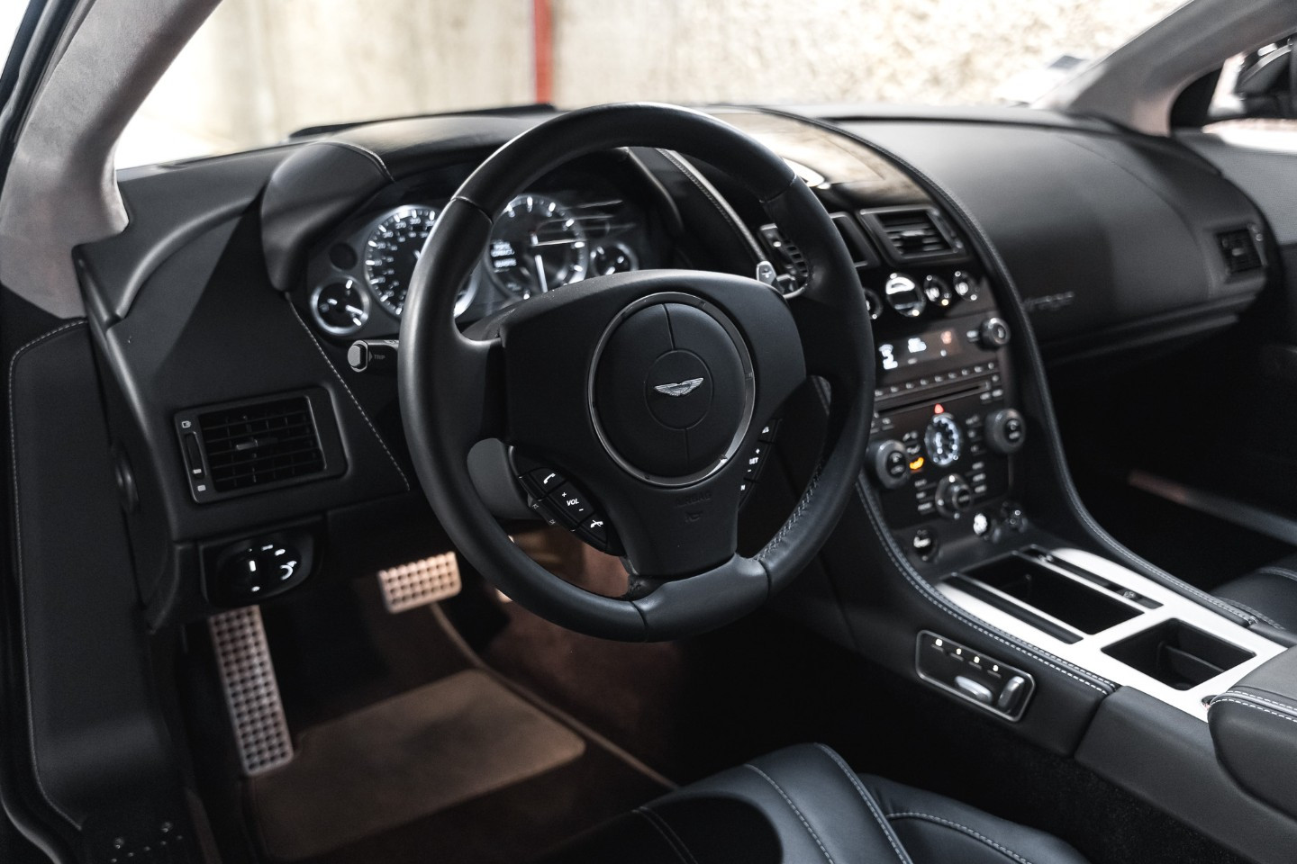 
                                                Voiture
                                                 Aston Martin Virage V12 6.0 500