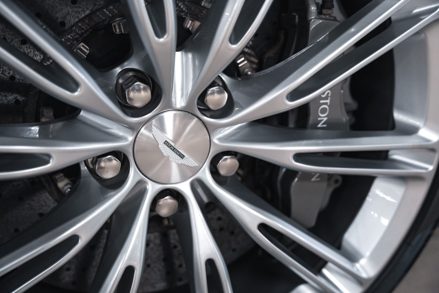 
                                                Voiture
                                                 Aston Martin Virage V12 6.0 500