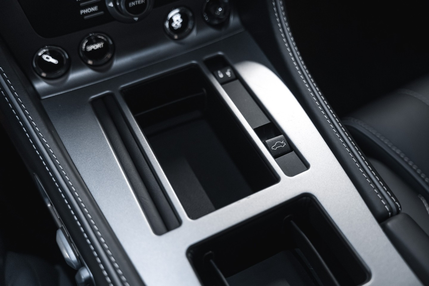 
                                                Voiture
                                                 Aston Martin Virage V12 6.0 500