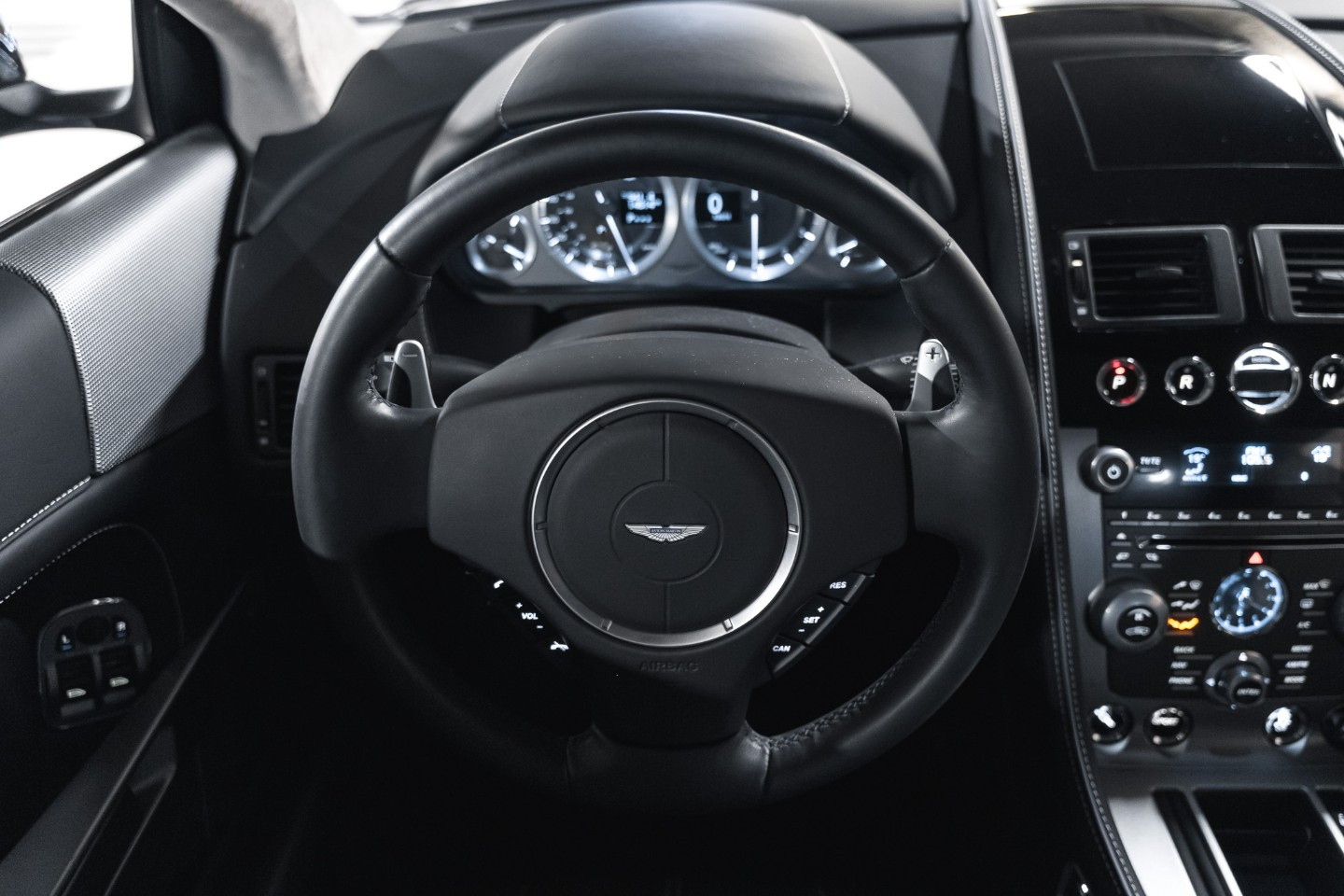
                                                Voiture
                                                 Aston Martin Virage V12 6.0 500