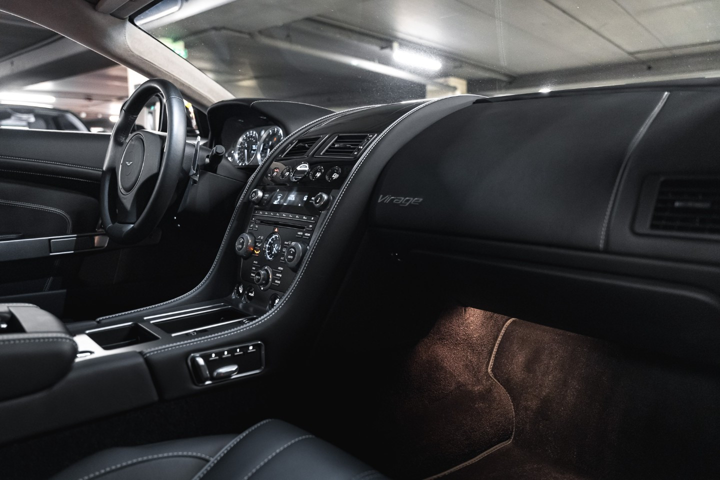 
                                                Voiture
                                                 Aston Martin Virage V12 6.0 500