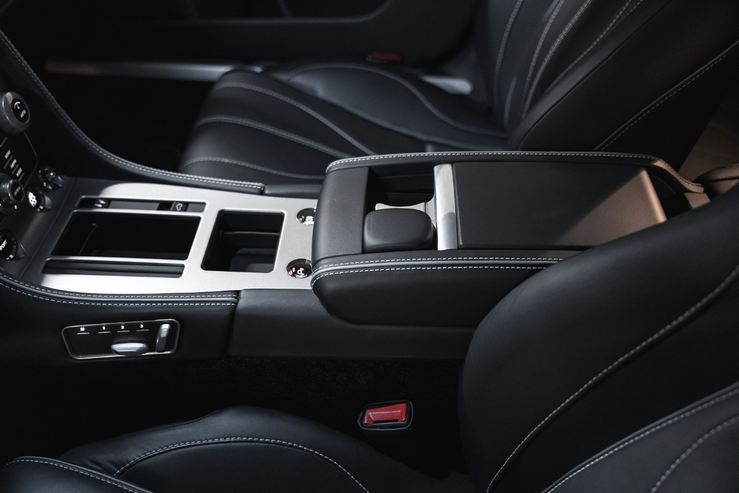 
                                                Voiture
                                                 Aston Martin Virage V12 6.0 500