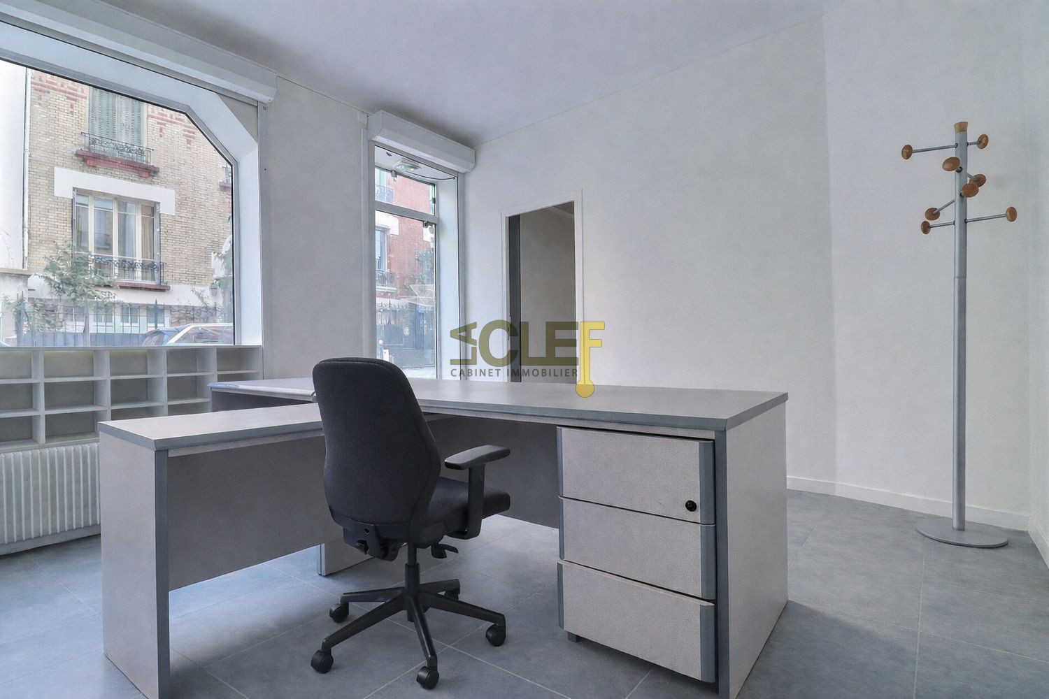 
                                                Location
                                                 Atelier avec bureau