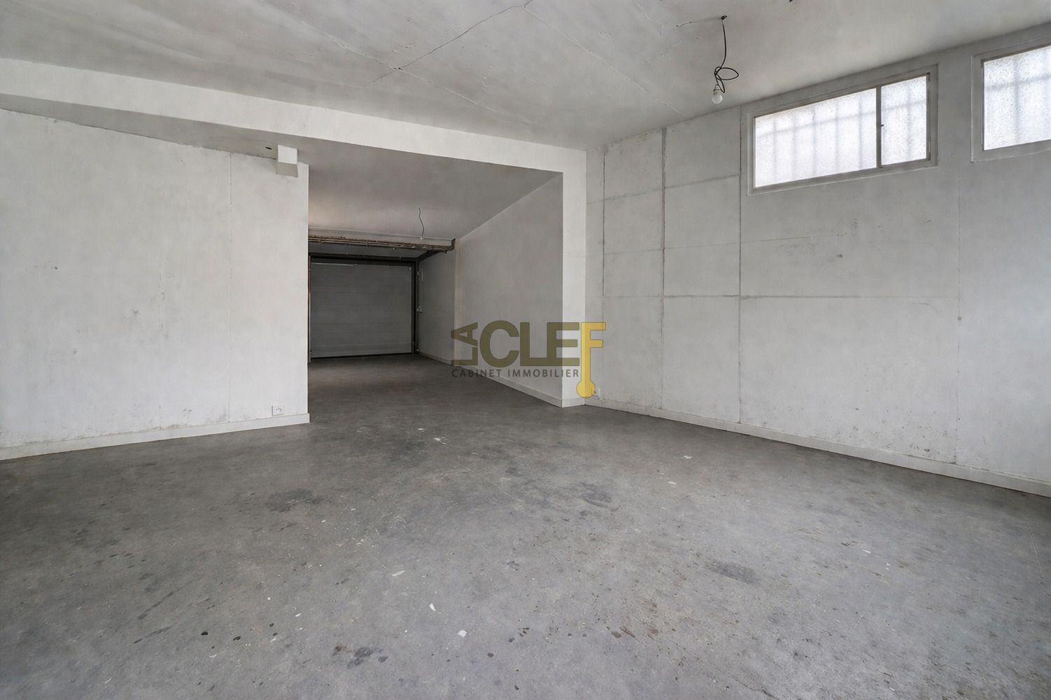 
                                                Location
                                                 Atelier avec bureau