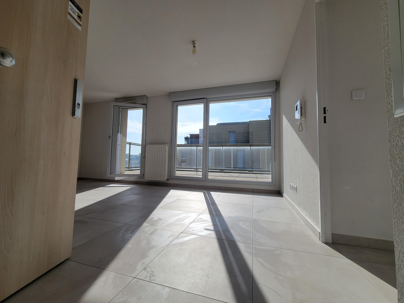 
                                                Vente
                                                 Attique rare 57 m² + 49 m² terrasse triple expo