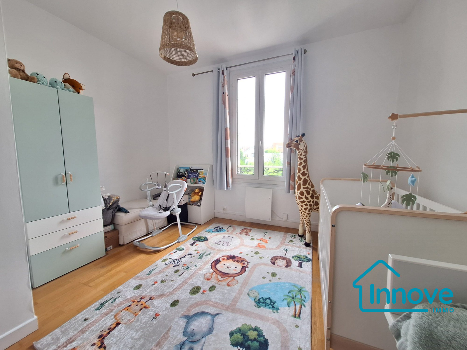 
                                                Vente
                                                 Au calme rue de Versailles : 4/5 pièces plein de charme.