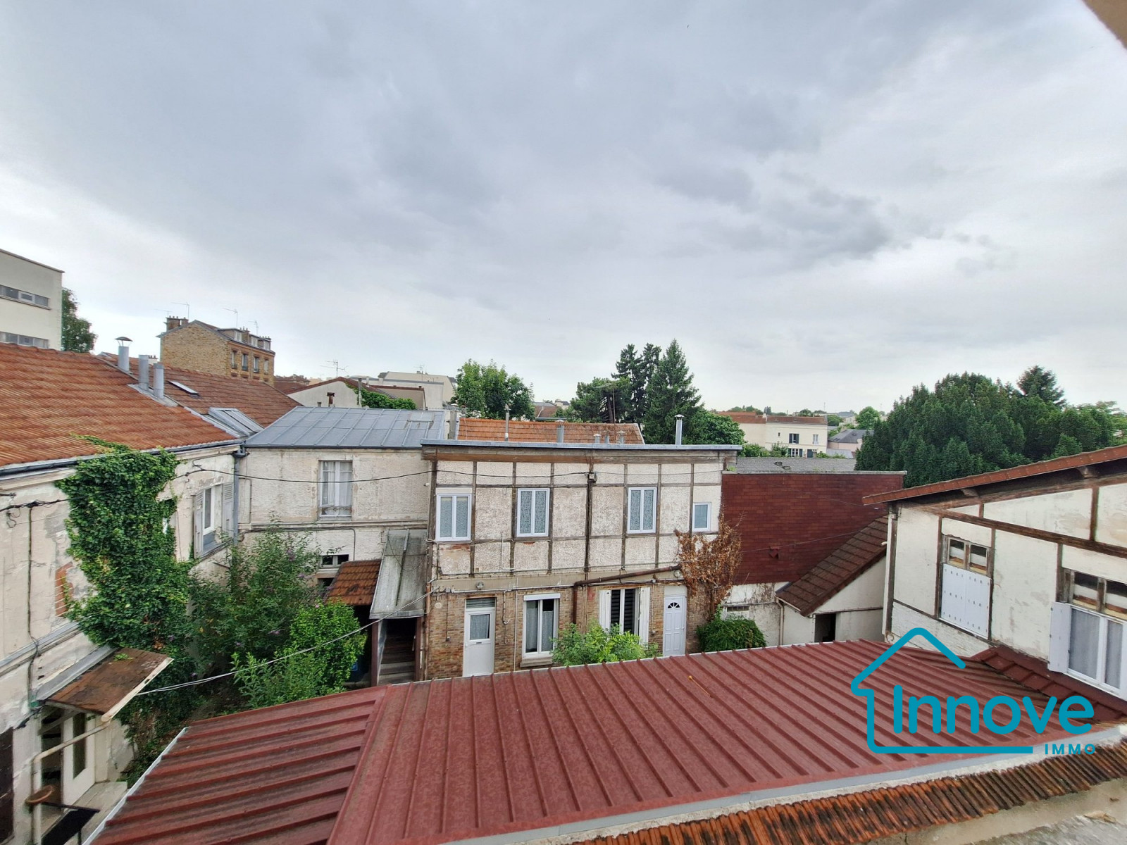 
                                                Vente
                                                 Au calme rue de Versailles : 4/5 pièces plein de charme.