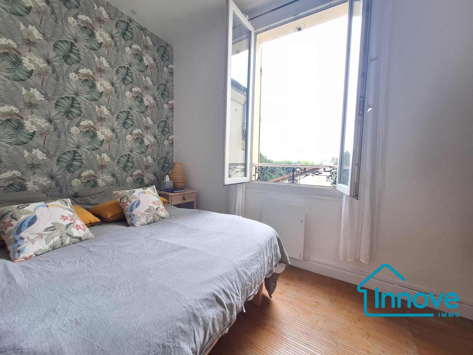 
                                                Vente
                                                 Au calme rue de Versailles : 4/5 pièces plein de charme.