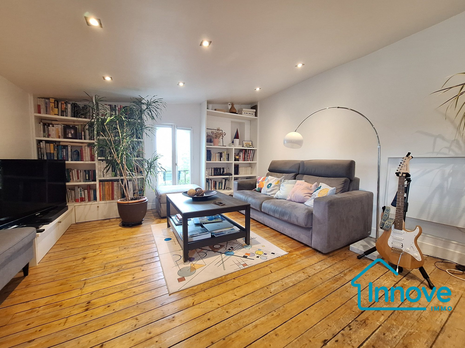 
                                                Vente
                                                 Au calme rue de Versailles : 4/5 pièces plein de charme.