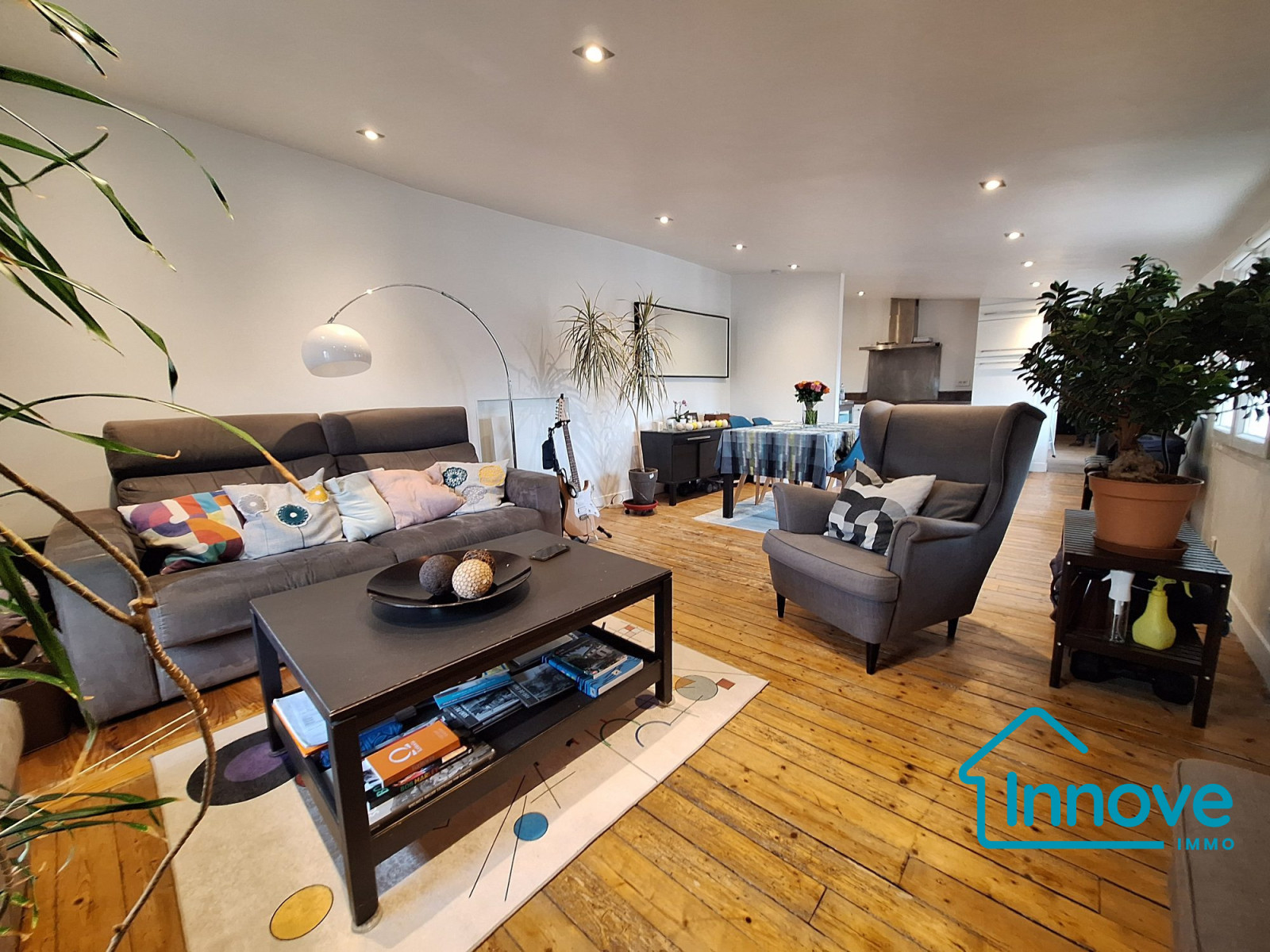 
                                                Vente
                                                 Au calme rue de Versailles : 4/5 pièces plein de charme.