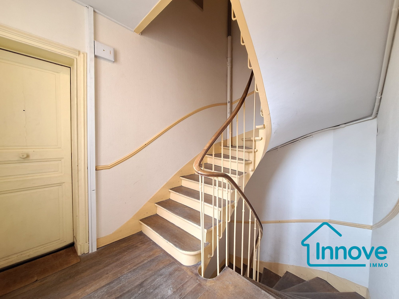 
                                                Vente
                                                 Au calme rue de Versailles : 4/5 pièces plein de charme.