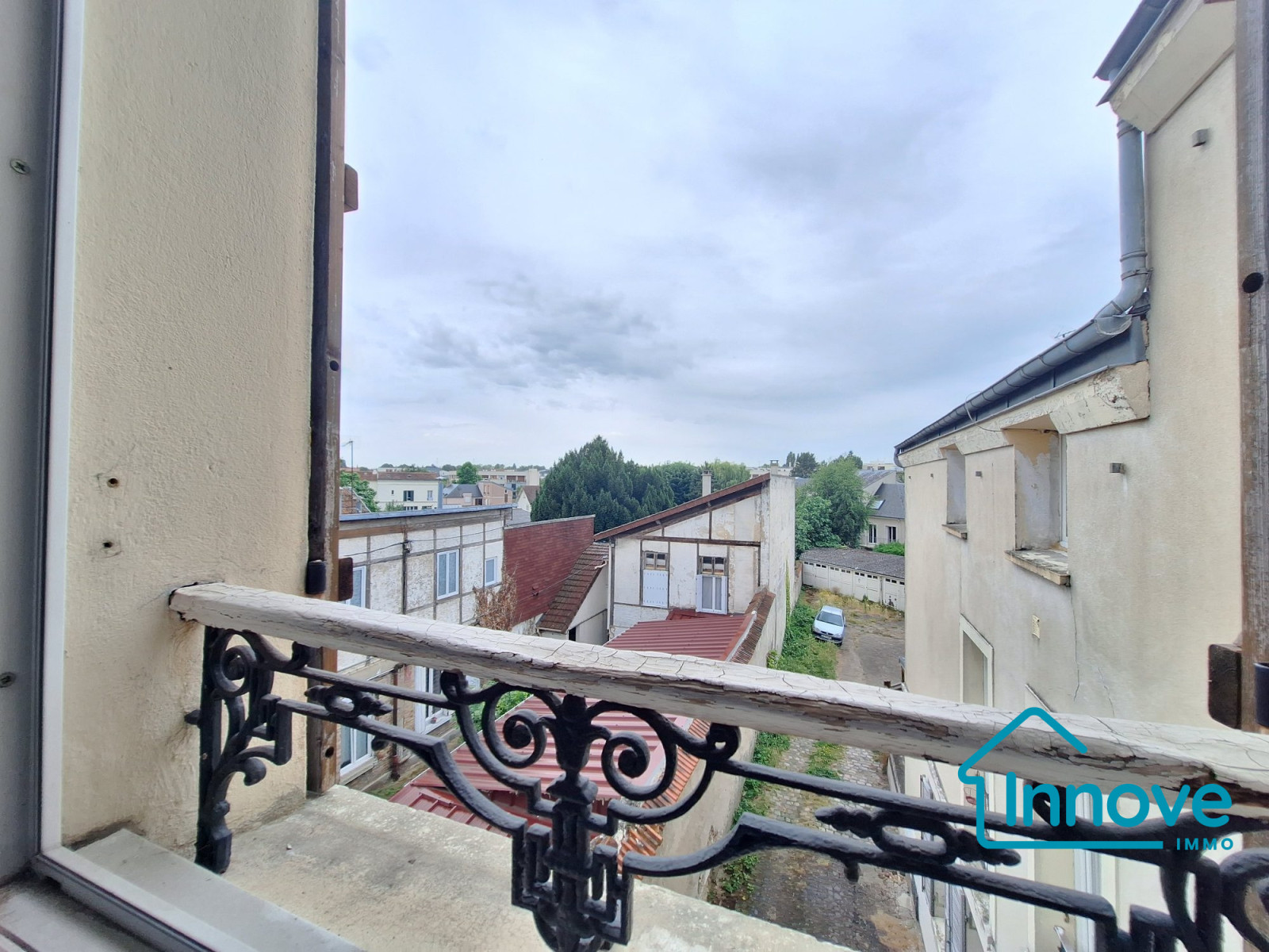 
                                                Vente
                                                 Au calme rue de Versailles : 4/5 pièces plein de charme.