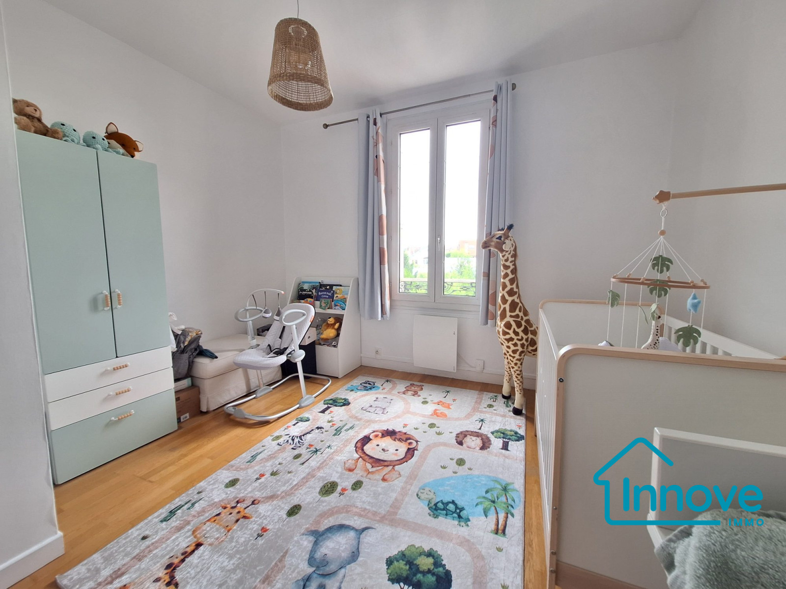
                                                Vente
                                                 Au calme rue de Versailles : 4/5 pièces plein de charme.