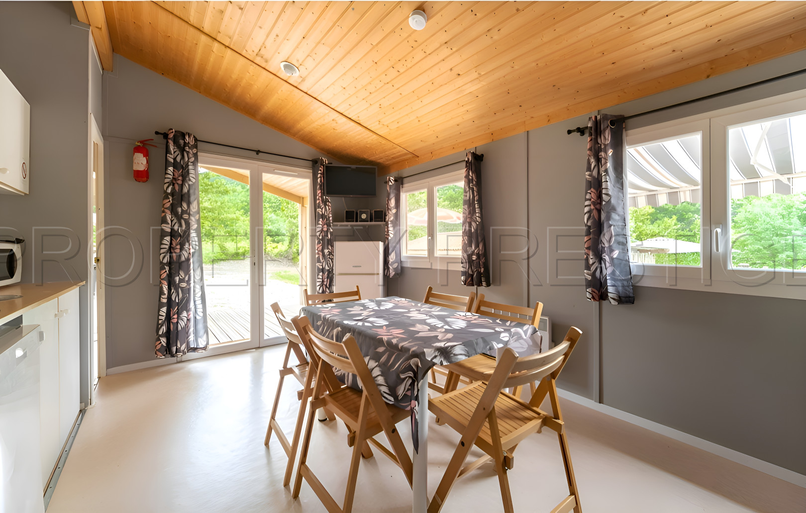 
                                                Vente
                                                 AUDE DOMAINE TOURISTIQUE 9 HA LACS