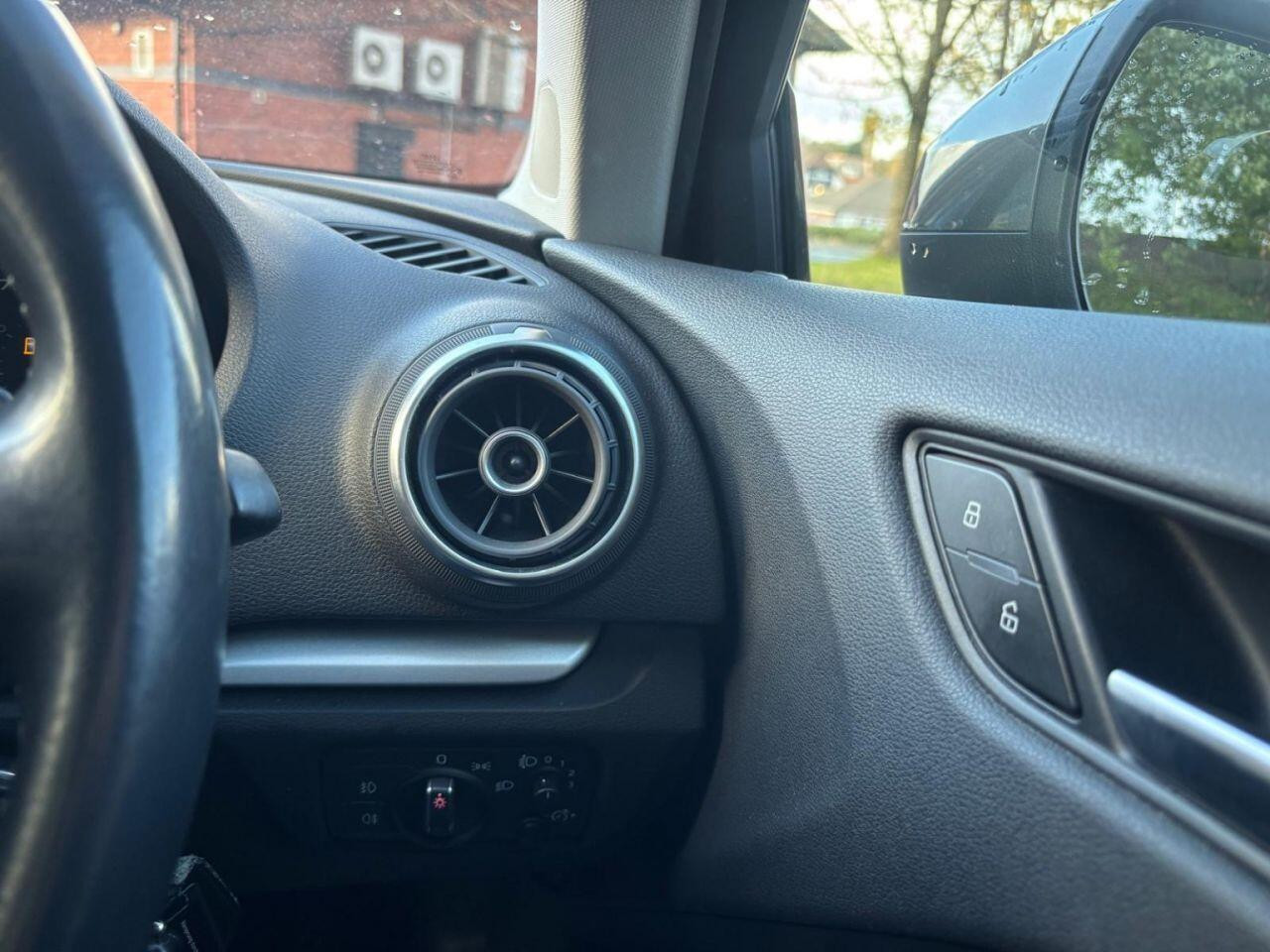 
                                                Voiture
                                                 Audi A3 1.4 TFSI CoD SE Sportback 5dr Petrol S Tronic Euro 6 (s/s) (150 ps)