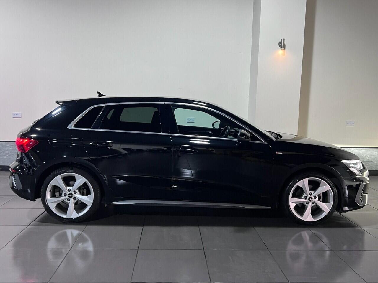 Voiture
                                                 Audi A3 1.5 TFSI 35 S line Sportback 5dr Petrol Manual Euro 6 (s/s) (150 ps)