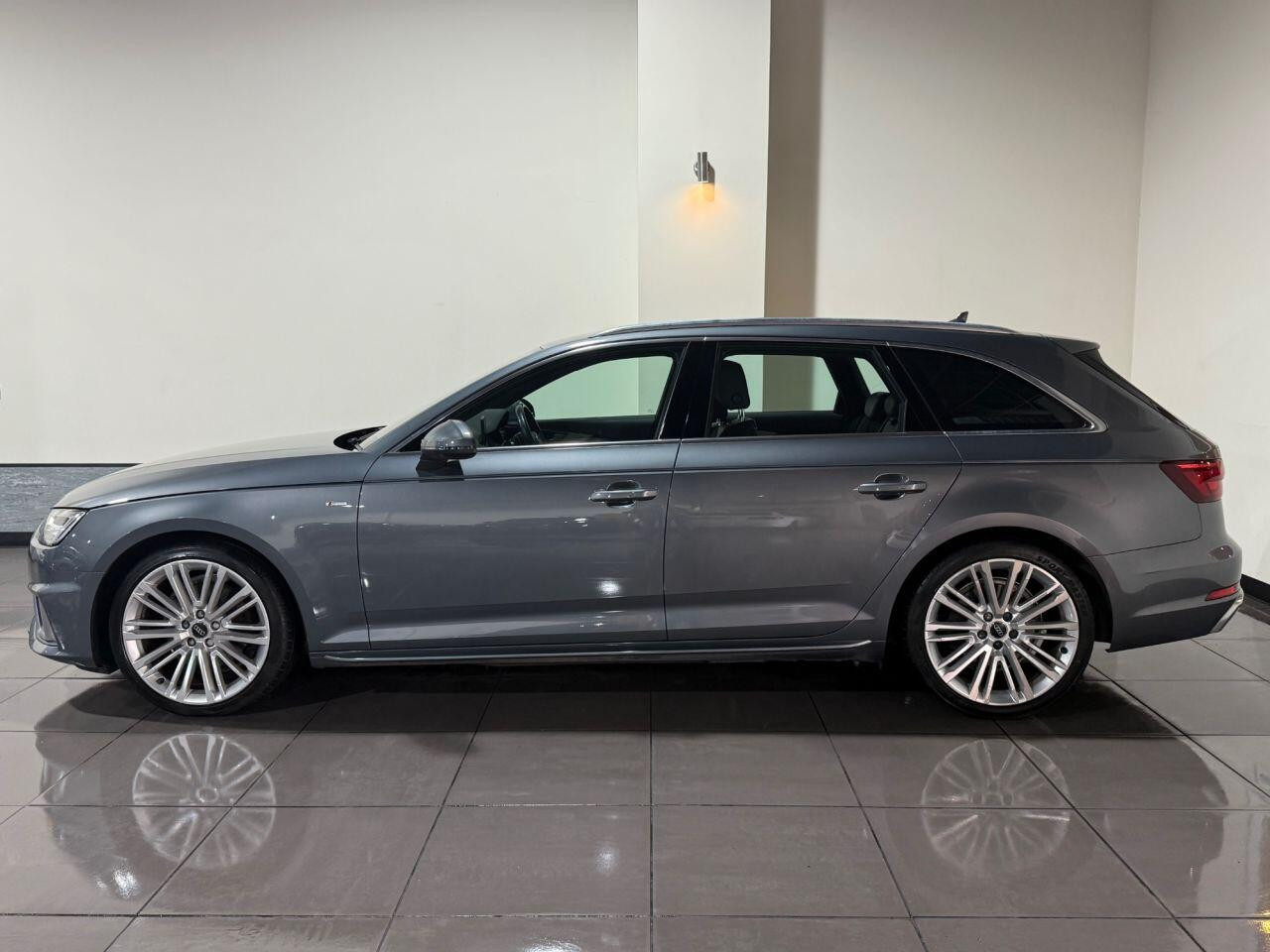 
                                                Voiture
                                                 Audi A4 AVANT 2.0 TDI 35 S line Estate 5dr Diesel S Tronic Euro 6 (s/s) (150 ps)