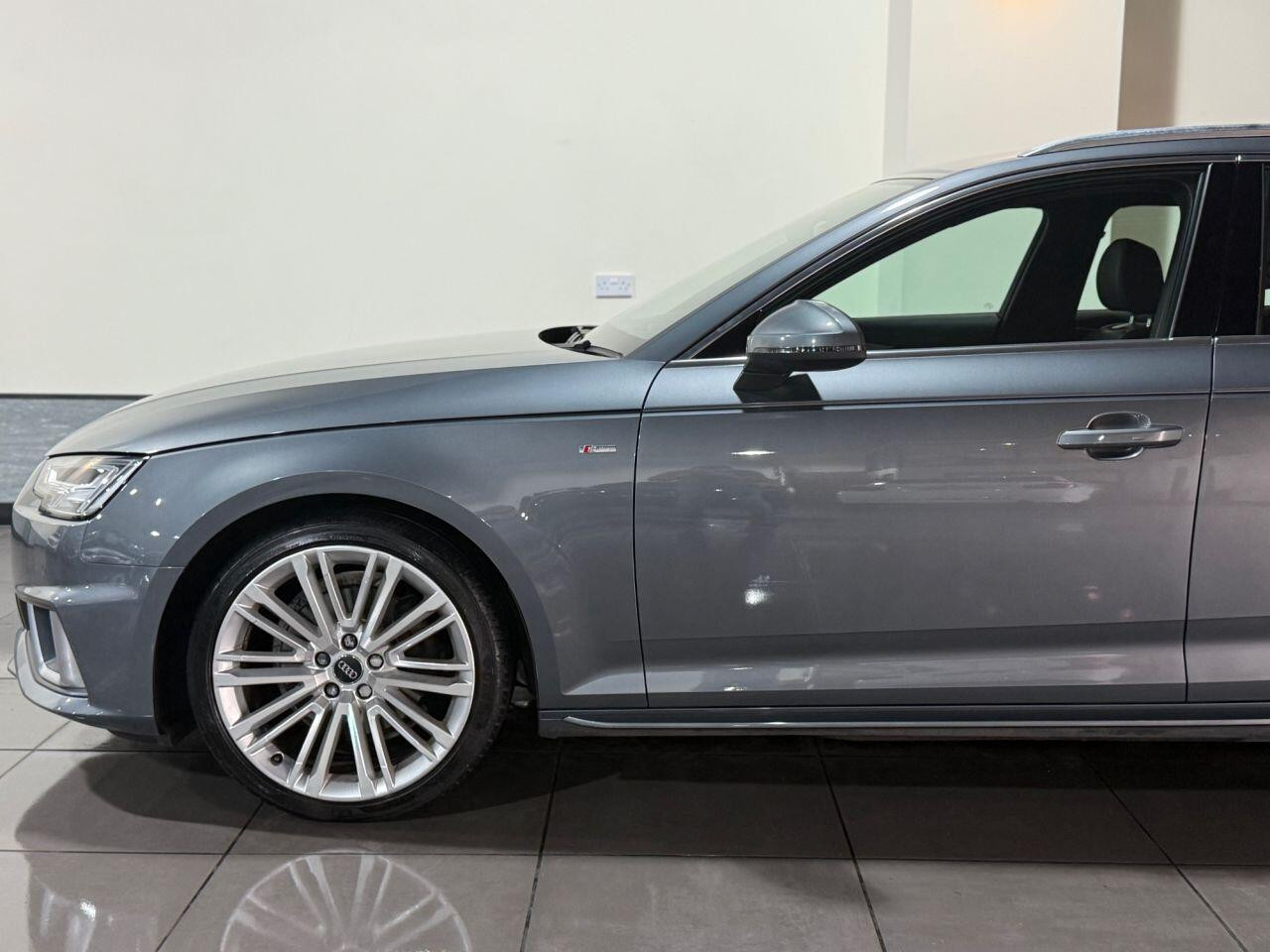 
                                                Voiture
                                                 Audi A4 AVANT 2.0 TDI 35 S line Estate 5dr Diesel S Tronic Euro 6 (s/s) (150 ps)