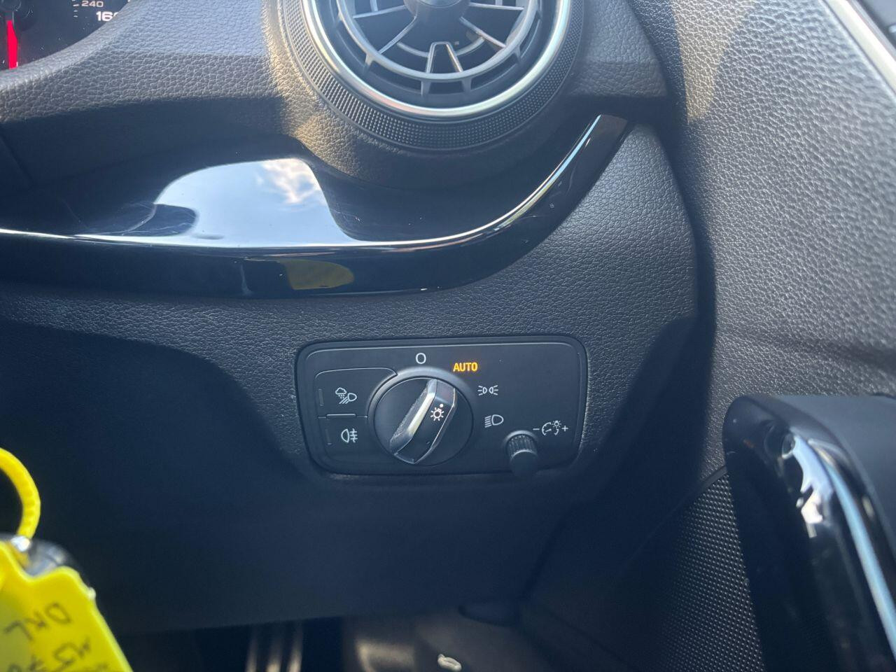 
                                                Voiture
                                                 Audi Q2 1.0 TFSI 30 Black Edition SUV 5dr Petrol Manual Euro 6 (s/s) (116 ps) 85K MOT 12/26 FSH ULEZ