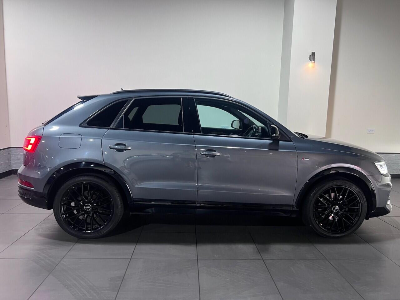 Voiture
                                                 Audi Q3 1.4 TFSI CoD Black Edition SUV 5dr Petrol S Tronic Euro 6 (s/s) (150 ps)