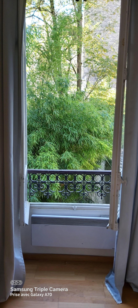 
                                                Vente
                                                 Auteuil - 2 pièces traversant