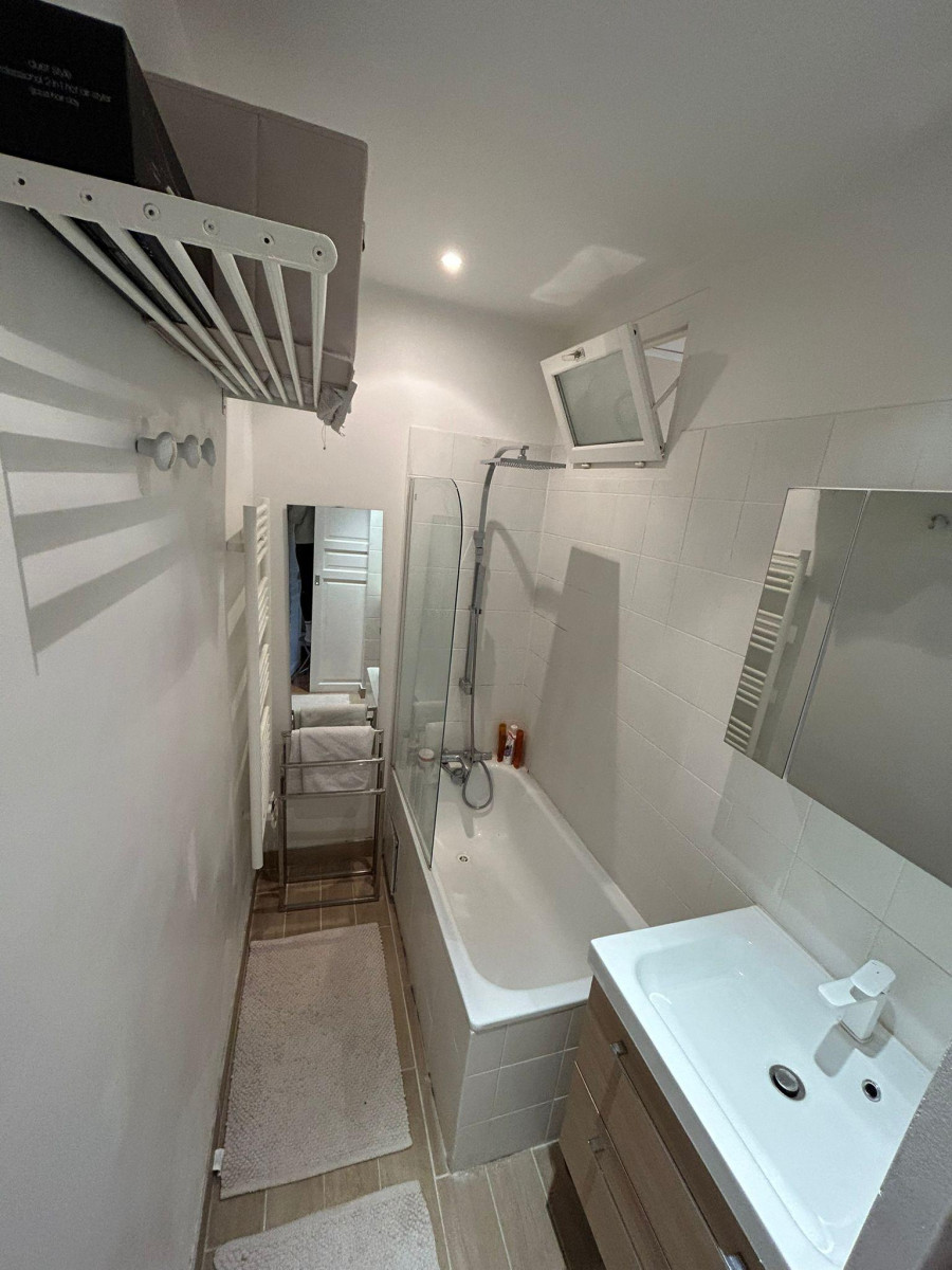 
                                                Vente
                                                 Auteuil - 2 pièces traversant