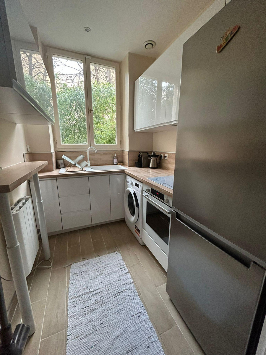 
                                                Vente
                                                 Auteuil - 2 pièces traversant