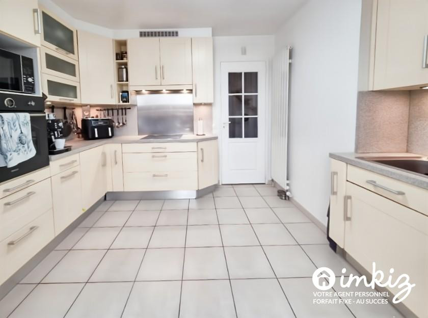 
                                                Vente
                                                 Autonomie de plain pied - maison 5 ch, dependances