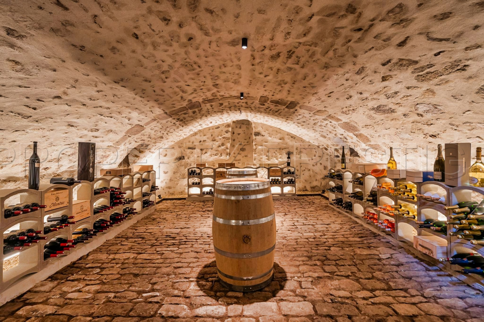 
                                                Vente
                                                 AUVERGNE ELEGANT MANOIR du XVIII éme Meublé et décoré