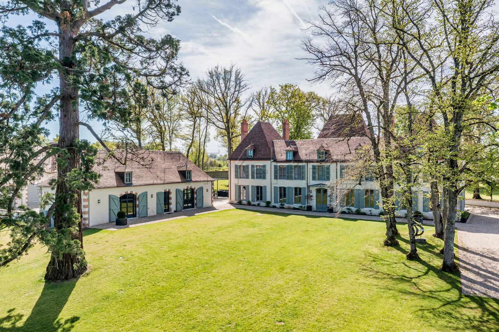 
                                                Vente
                                                 AUVERGNE ELEGANT MANOIR du XVIII éme Meublé et décoré