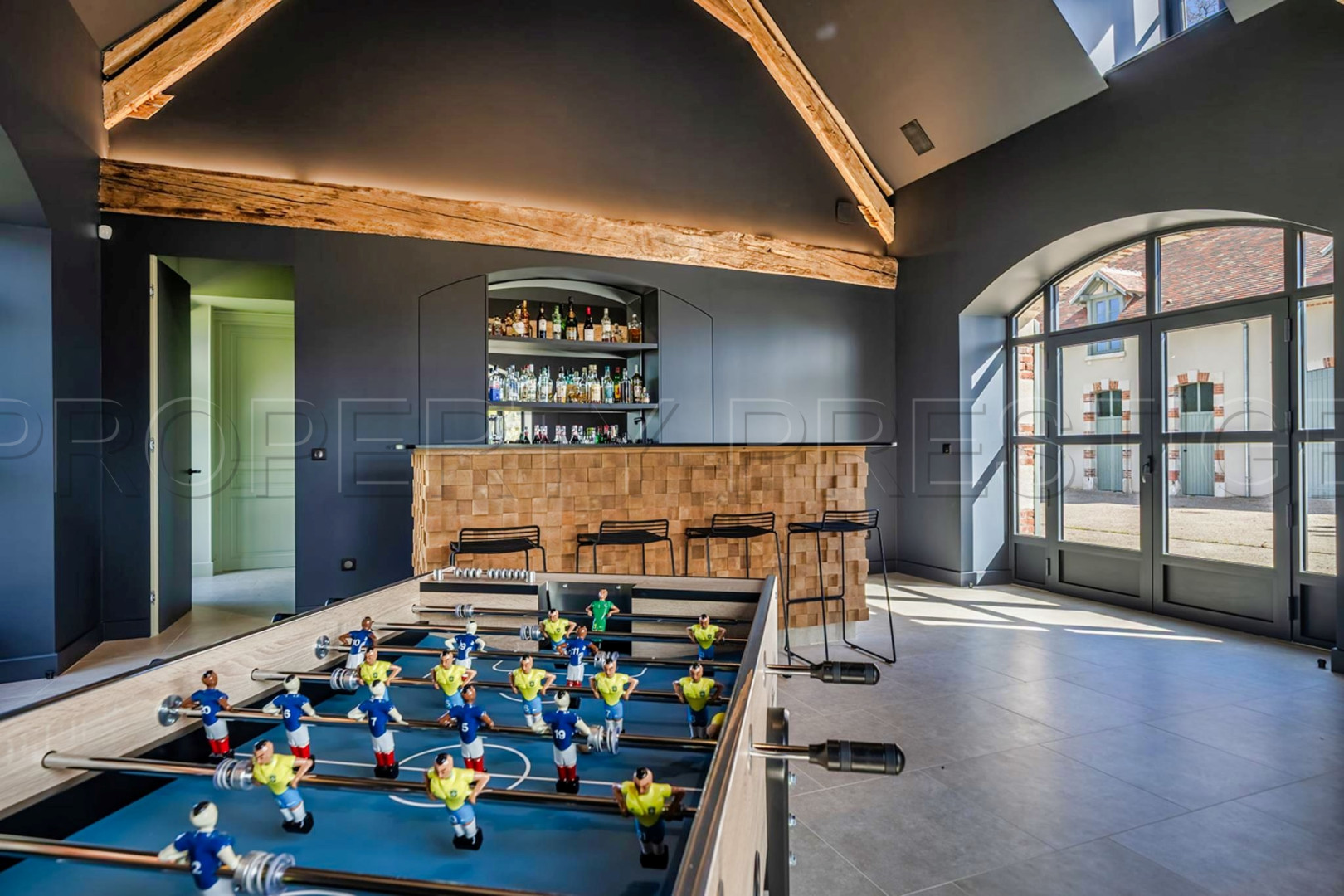 
                                                Vente
                                                 AUVERGNE ELEGANT MANOIR du XVIII éme Meublé et décoré