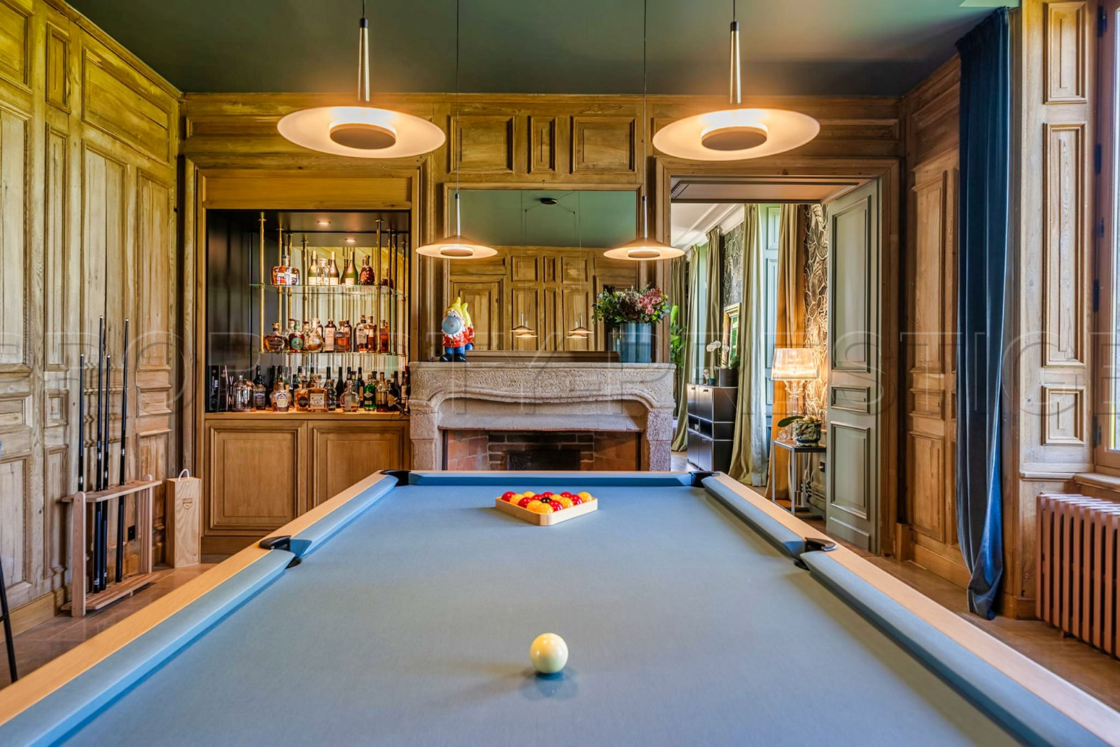 
                                                Vente
                                                 AUVERGNE ELEGANT MANOIR du XVIII éme Meublé et décoré