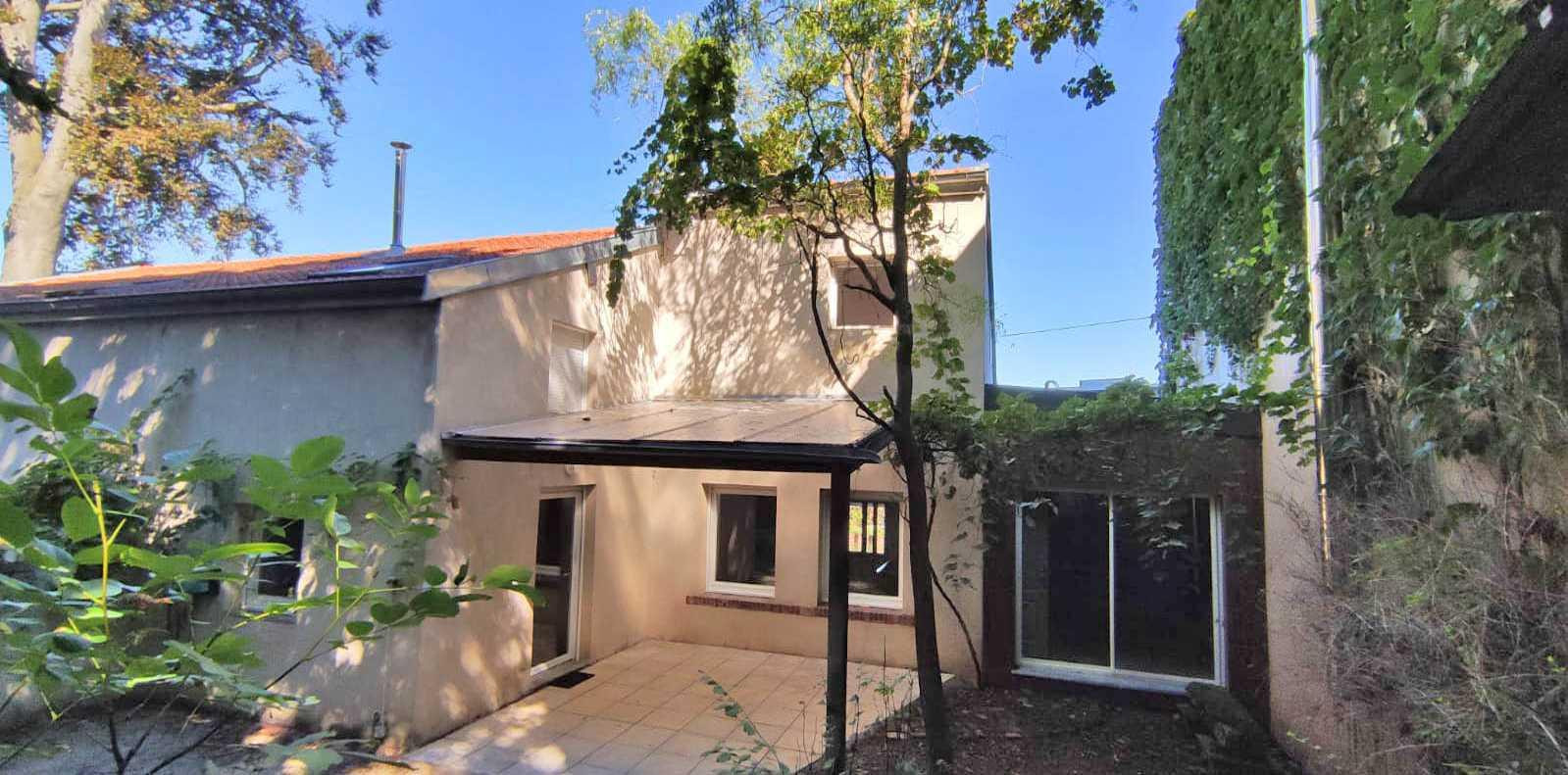 
                                                Location
                                                 Avec terrasse et jardin