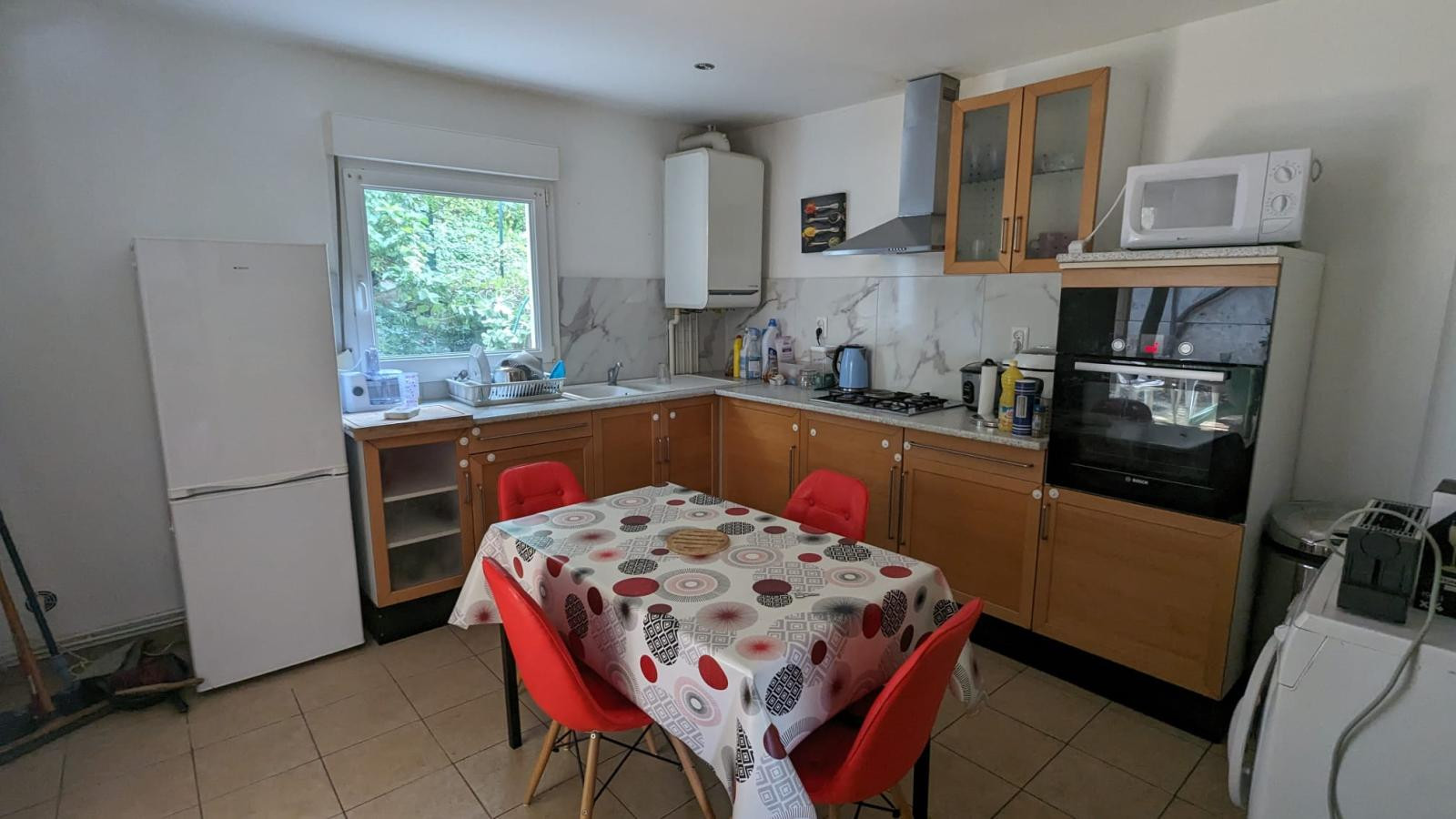 
                                                Location
                                                 Avec terrasse et jardin