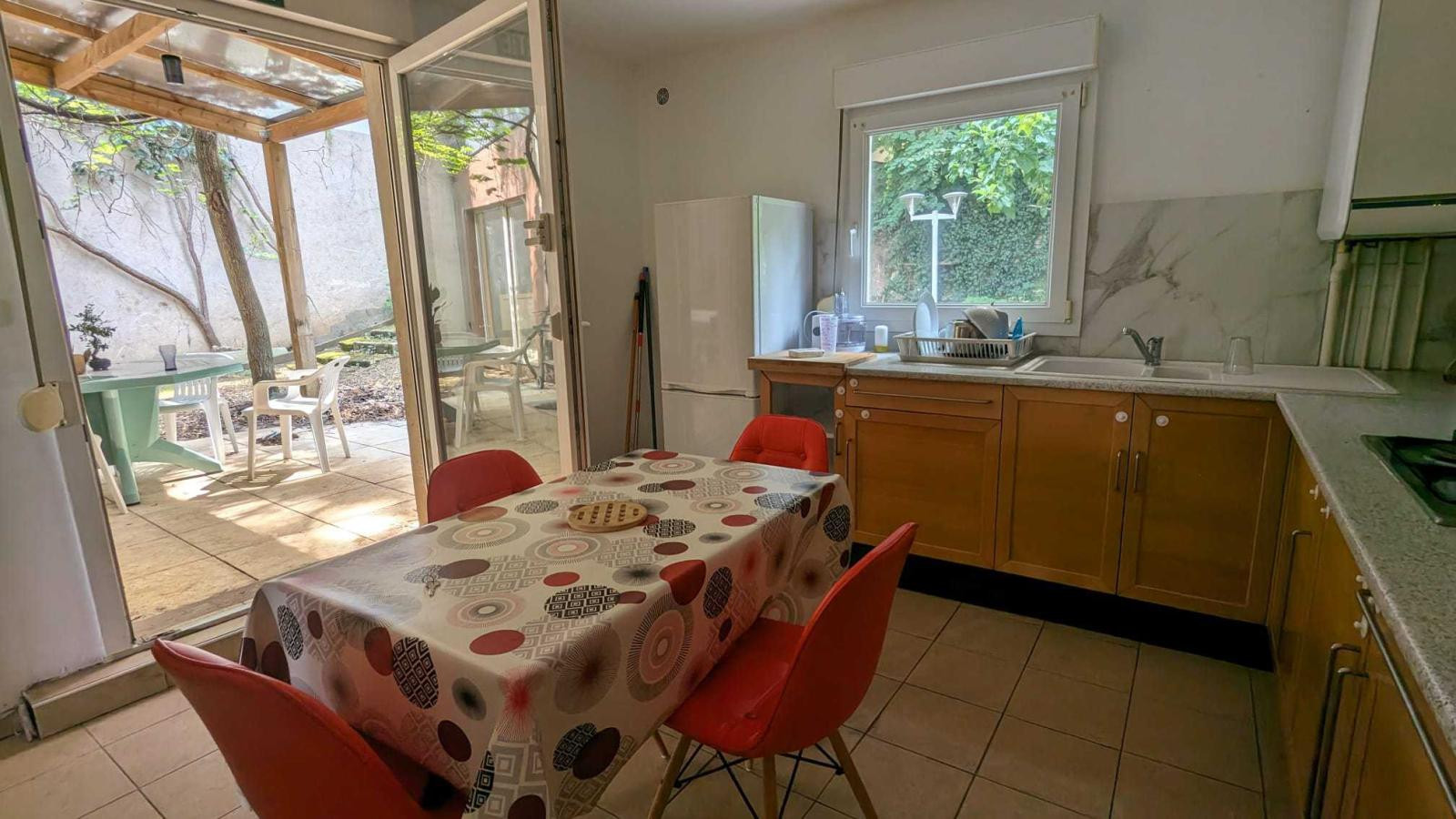 
                                                Location
                                                 Avec terrasse et jardin