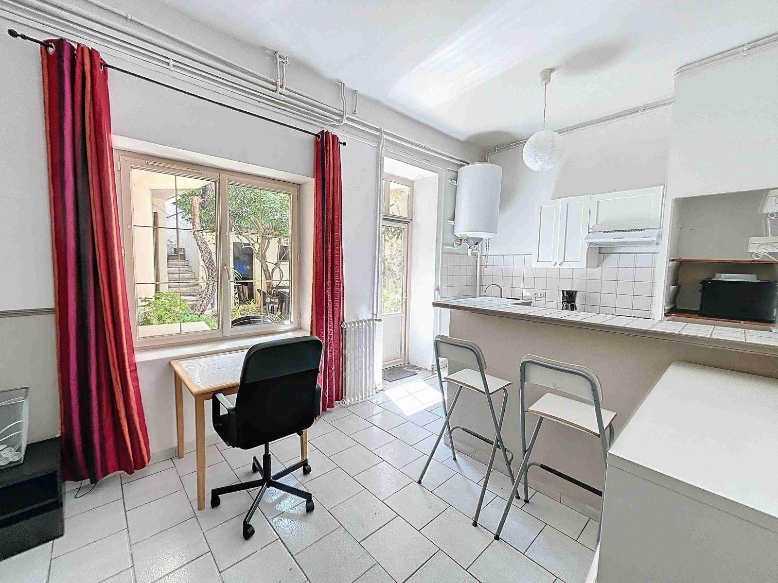 
                                                Location
                                                 AVIGNON Centre, Studio neuf, Jardin Terrasses