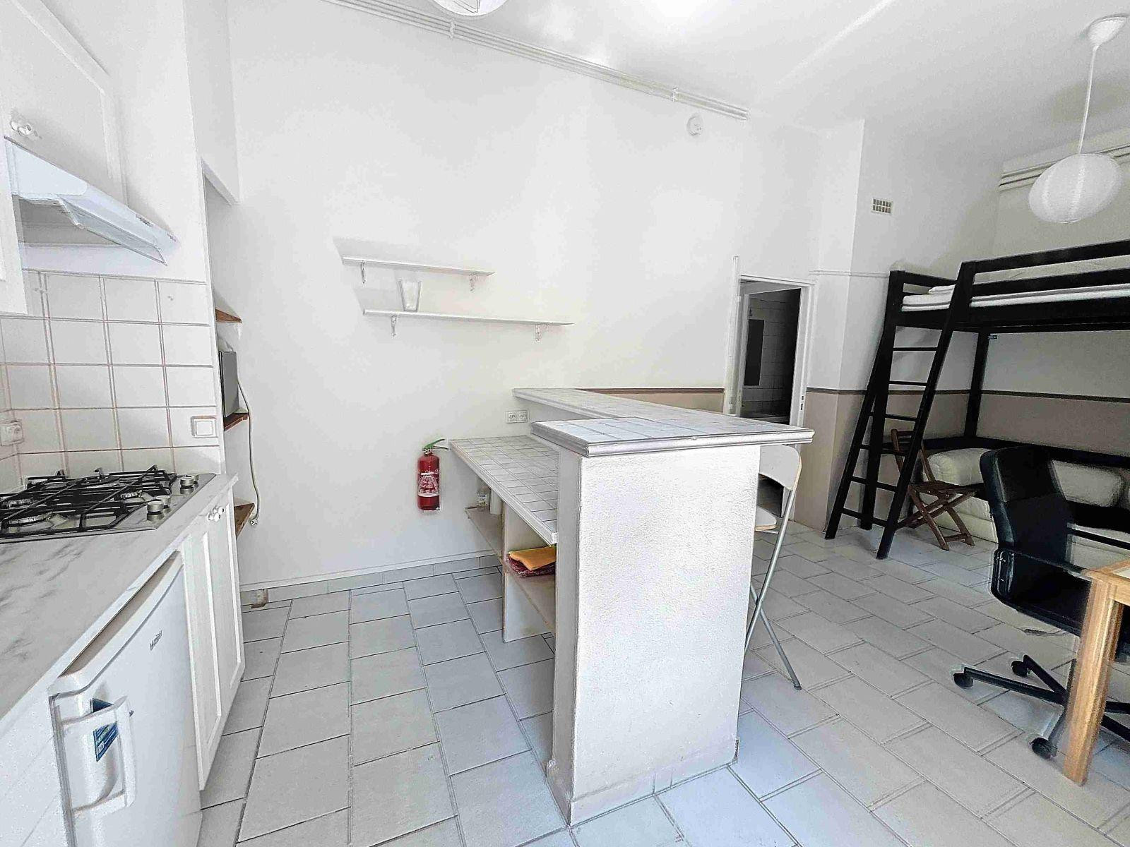 
                                                Location
                                                 AVIGNON Centre, Studio neuf, Jardin Terrasses