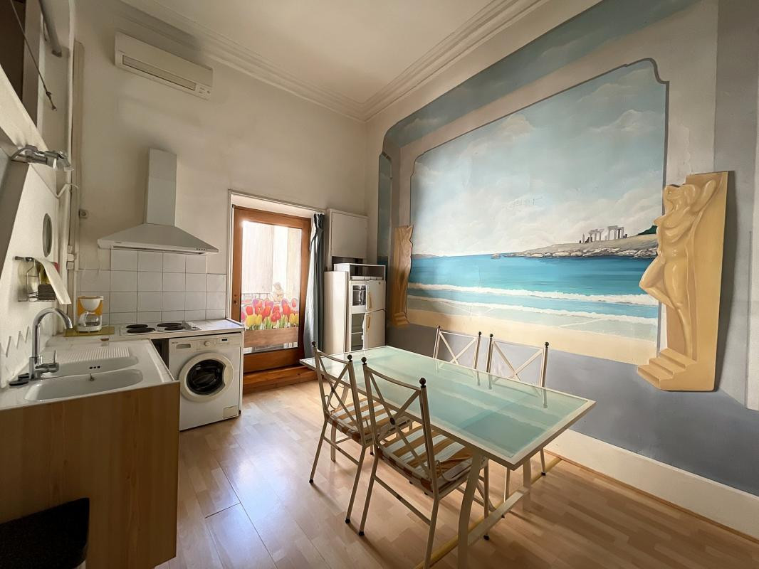 
                                                Vente
                                                 Avignon Intra-muros. Appartement 4 pièces mezzanine 130m² - Idéalement situé