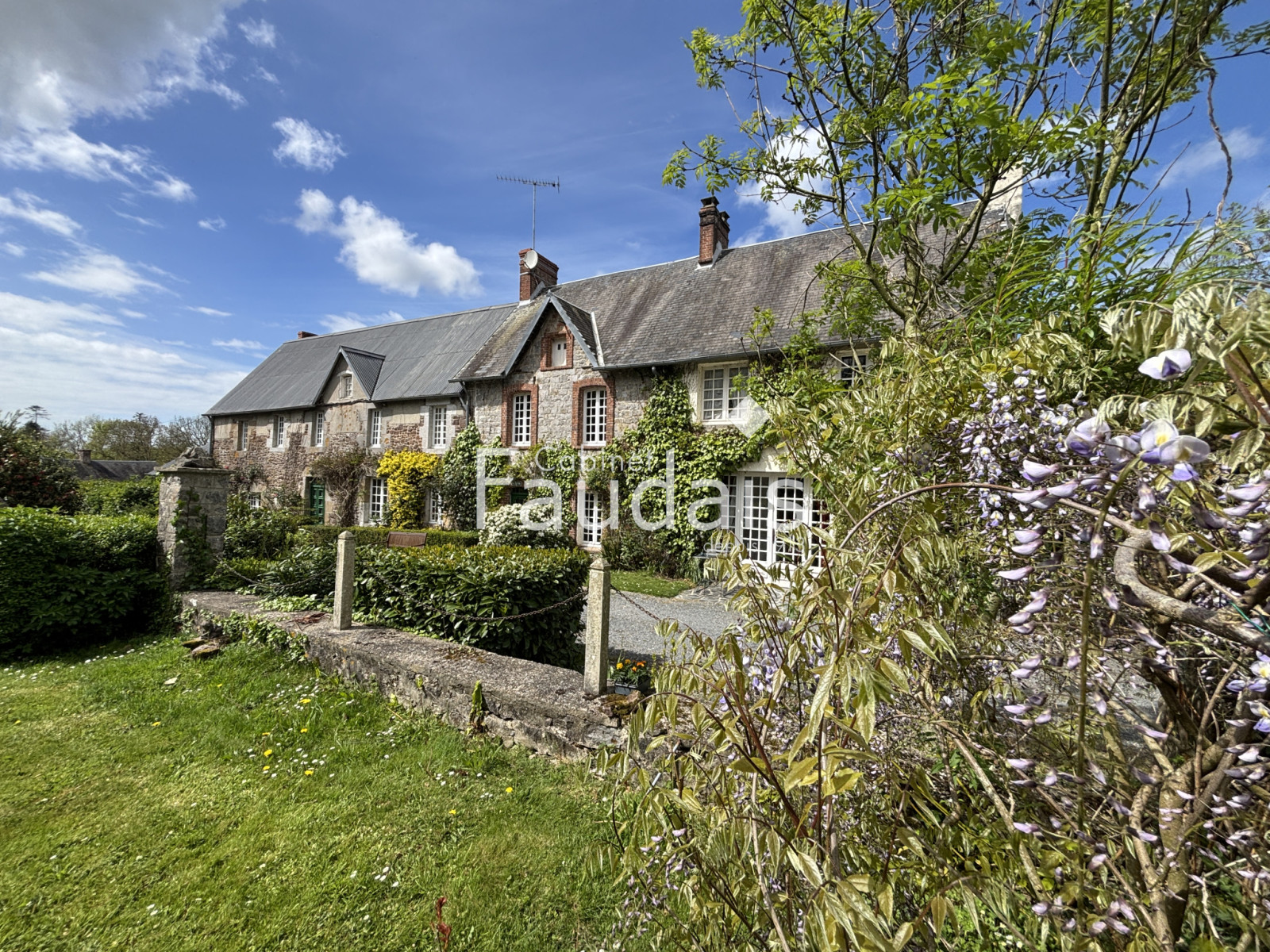 
                                                Vente
                                                 Axe GRANVILLE-COUTANCES - Maison anglo-normande avec chambre
