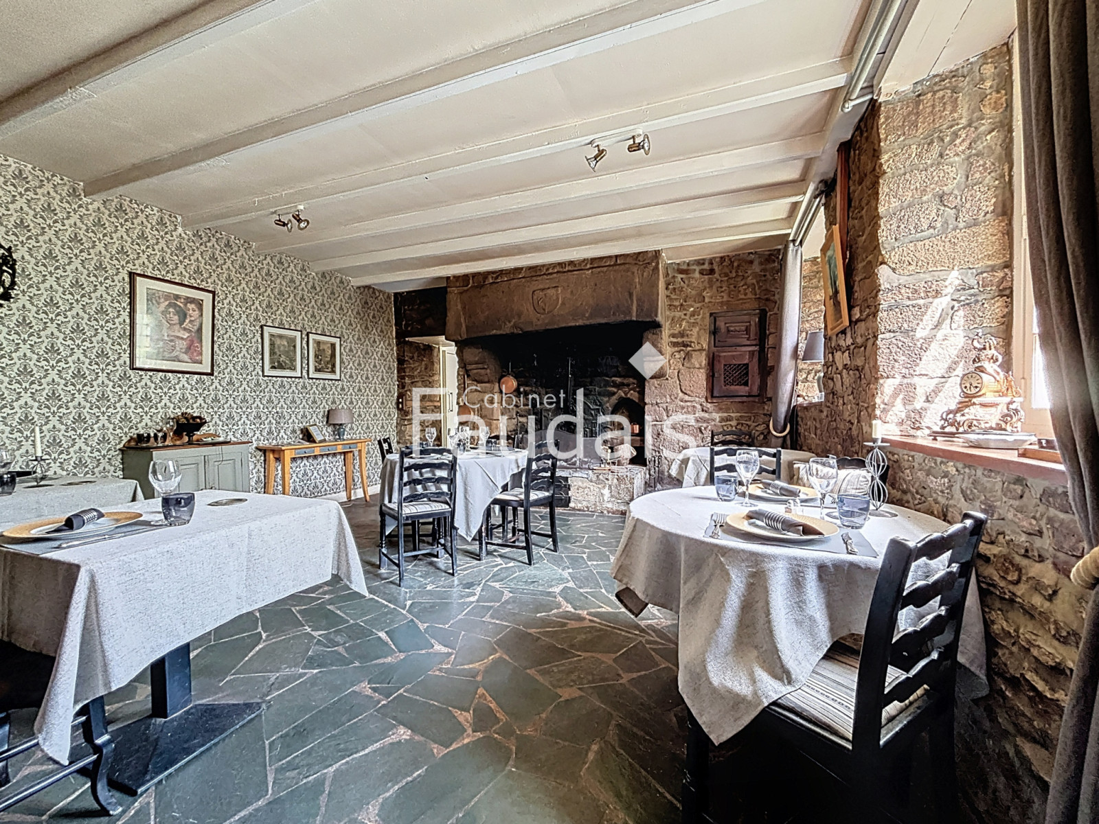 
                                                Vente
                                                 Axe GRANVILLE-COUTANCES - Maison anglo-normande avec chambre