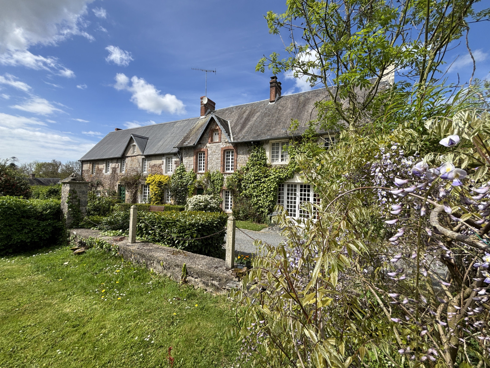 
                                                Vente
                                                 Axe GRANVILLE-COUTANCES - Maison anglo-normande avec chambre