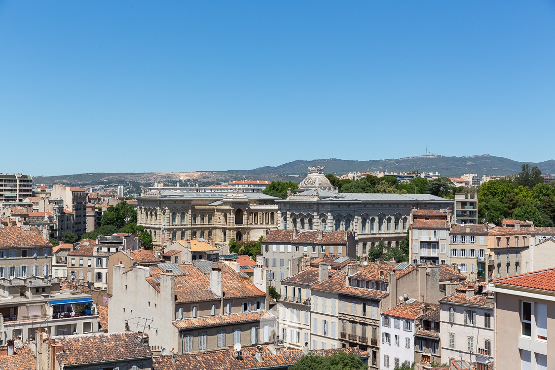 
                                                Location
                                                 BALCON DE LONGCHAMP - LAM