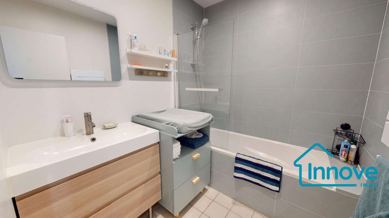 
                                                Vente
                                                 BAS GUILHEMERY - Maison de ville familale avec cachet