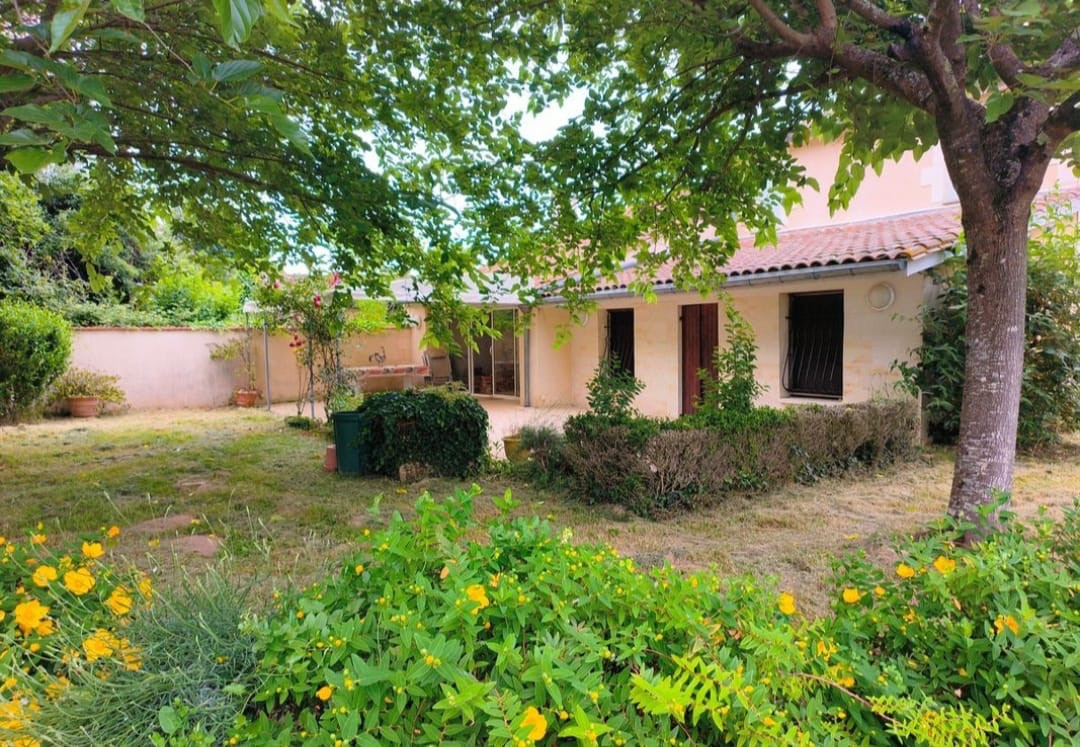 
                                                Vente
                                                 Maison en pierre + grand terrain + garages.