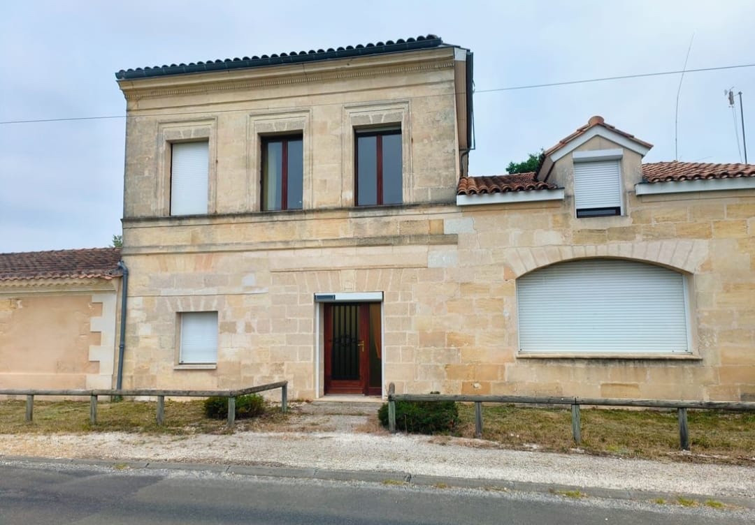 
                                                Vente
                                                 Maison en pierre + grand terrain + garages.